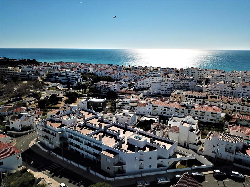 - une vue aérienne sur la ville et l'océan dans l'établissement Apartamento Edificio Ibérico - Albufeira downtown, à Albufeira