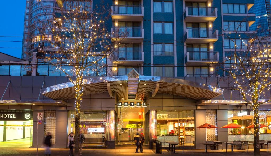 uma árvore de Natal em frente a um edifício em Blue Horizon Hotel em Vancouver