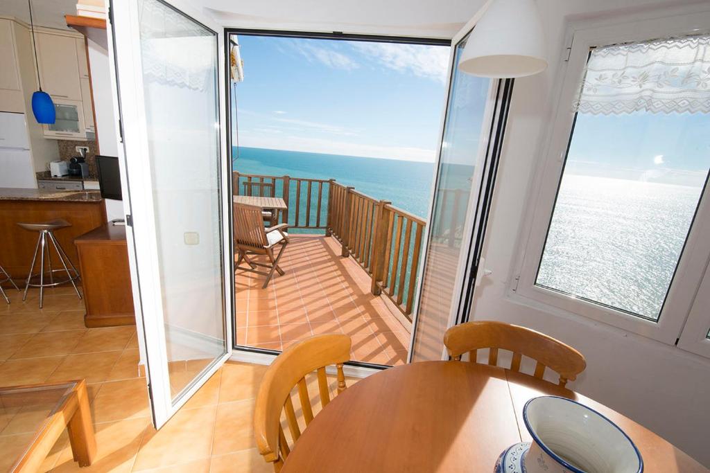 cocina y comedor con vistas al océano en Apartamento en acantilado con wifi y aire acondicionado, en Sitges