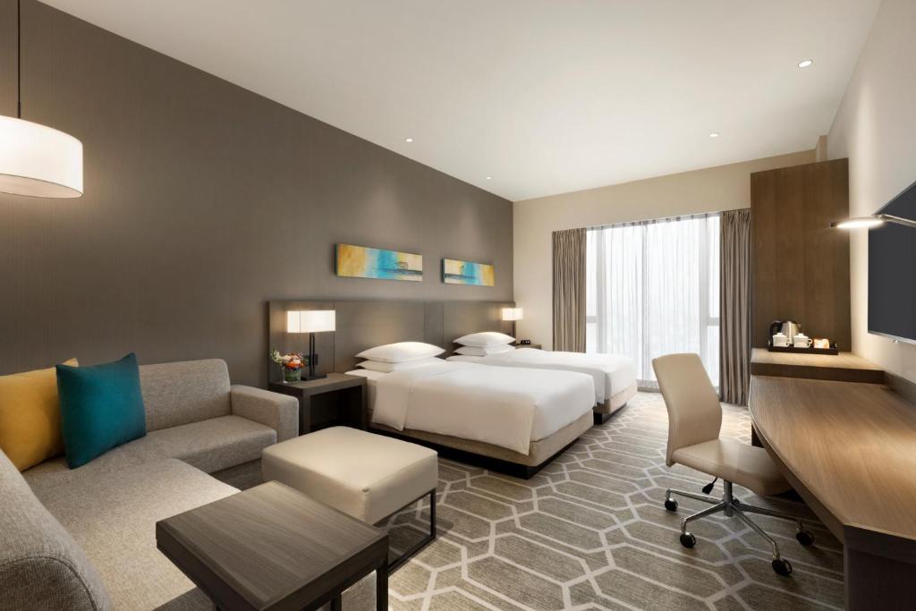 Postel nebo postele na pokoji v ubytování Hyatt Place Zhuhai Jinshi