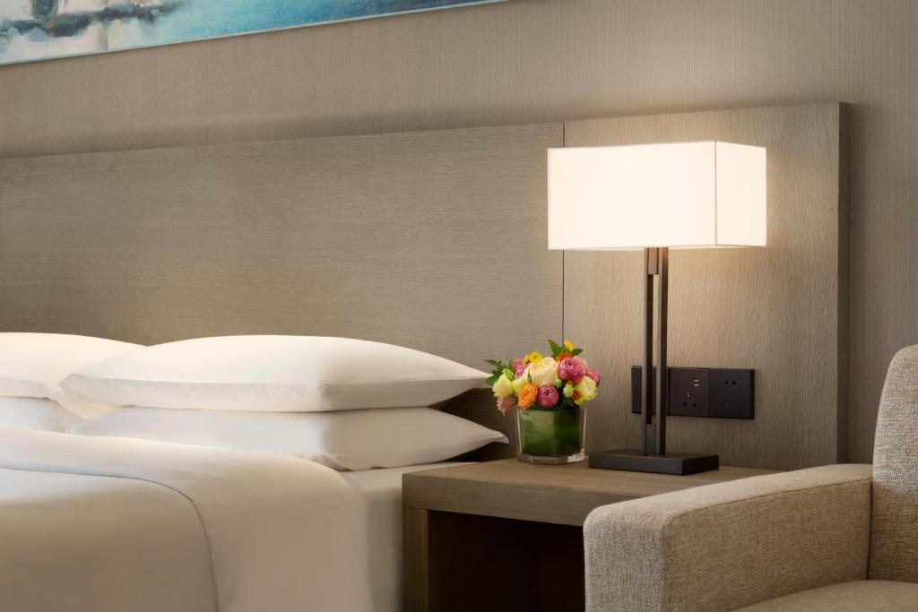 Postel nebo postele na pokoji v ubytování Hyatt Place Zhuhai Jinshi