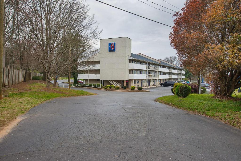 budynek z znakiem na boku w obiekcie Motel 6-Charlotte, NC - Coliseum w mieście Charlotte