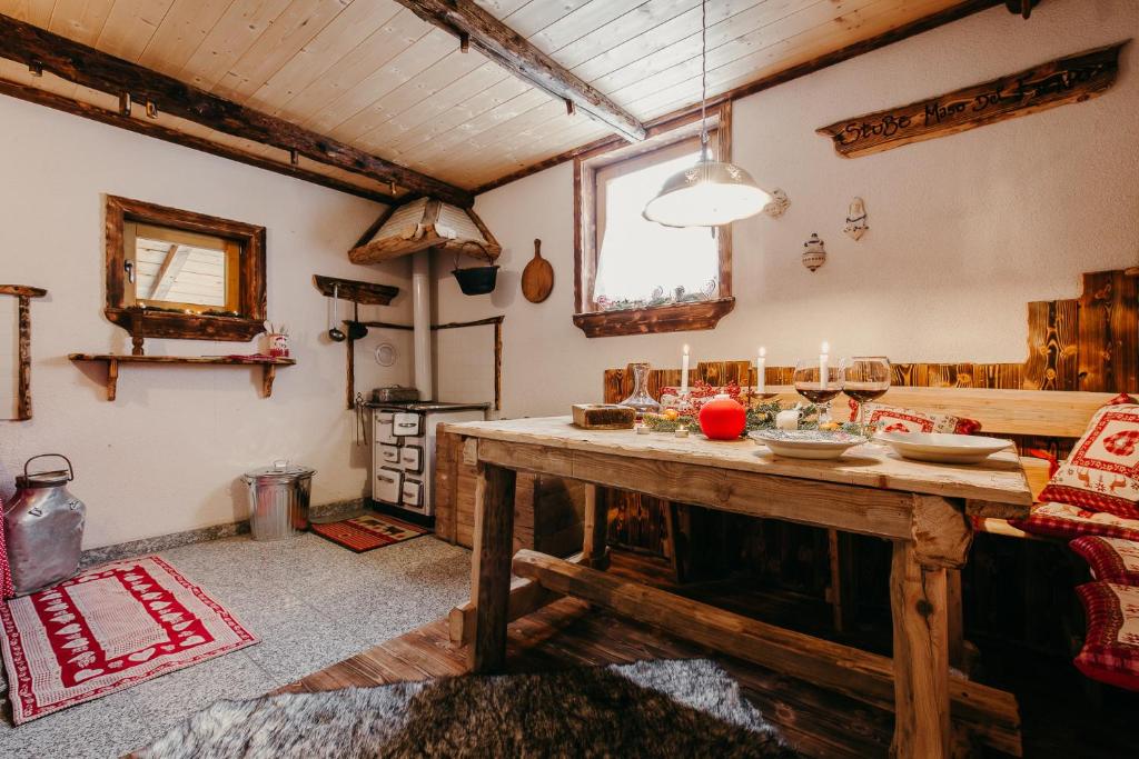 A bed or beds in a room at Maso del Fieno Chalet con Sauna e Vista sulle Dolomiti