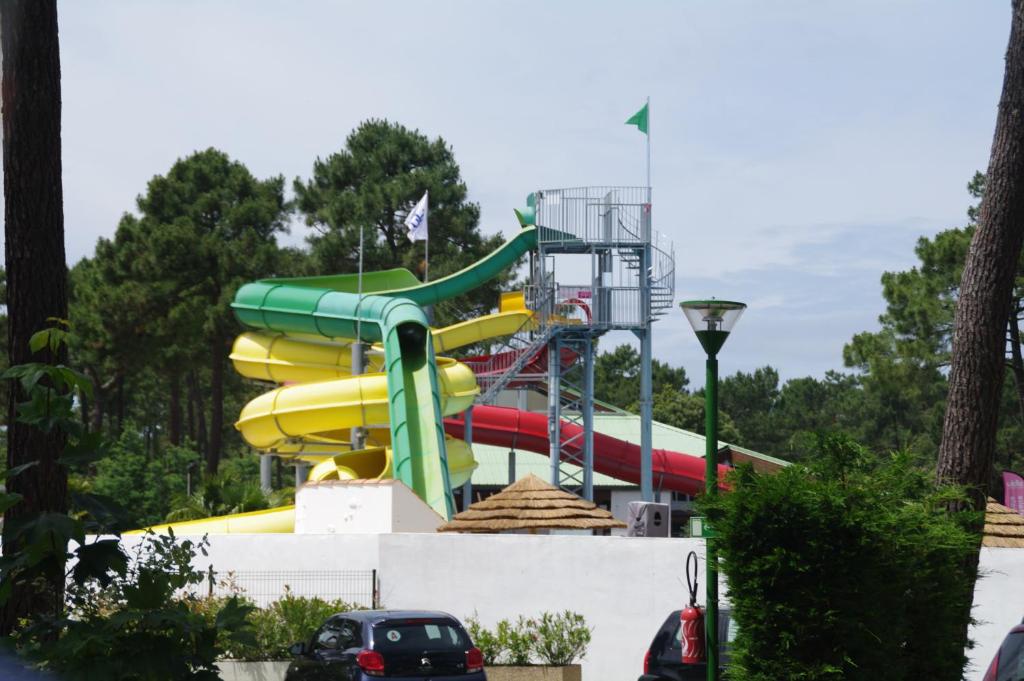 - un parc aquatique avec toboggan dans l'établissement Bonne Anse Plage, à La Palmyre