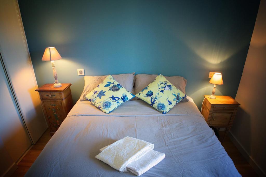 Bett in einem Zimmer mit 2 Lampen an Tischen in der Unterkunft Angel Services - La Bergerie in Duingt