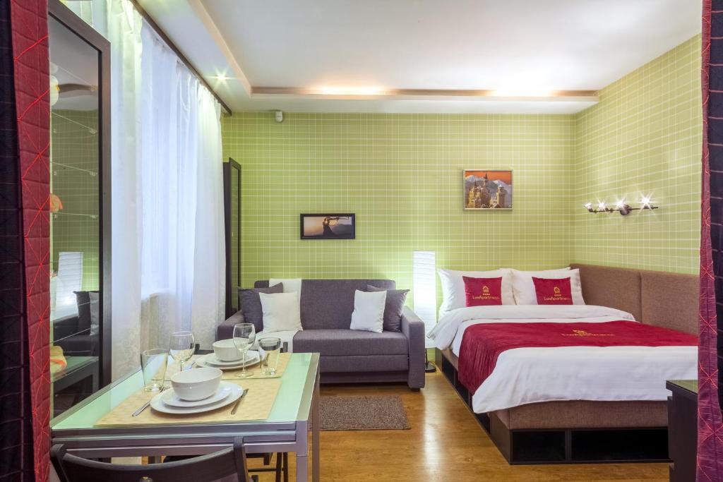 モスクワにあるLux-Apartments Серпуховской Вал, 26のベッドとソファ付きのホテルルーム