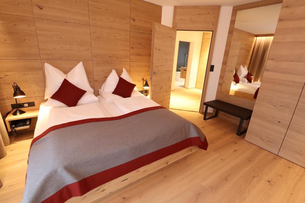 Letto o letti in una camera di Sonne 1806 - Hotel am Campus Dornbirn