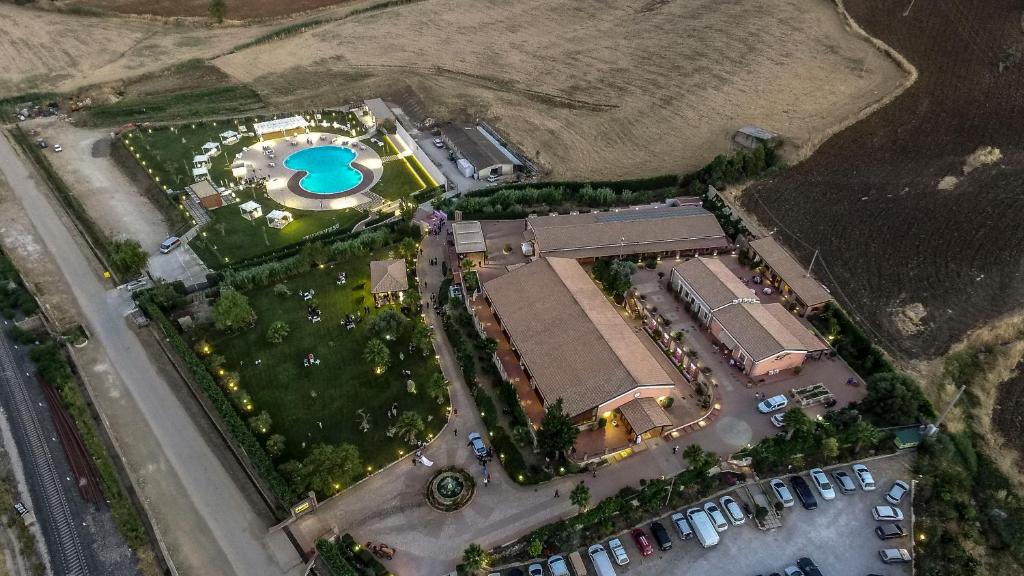 een uitzicht over een resort met een parkeerplaats bij Casale Margherita in Cammarata