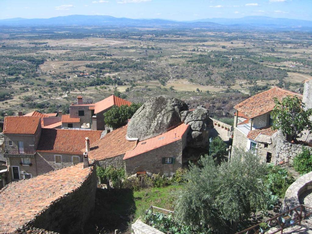 - une vue sur un village avec un grand rocher dans l'établissement Casa da Gruta (Cave House), à Monsanto