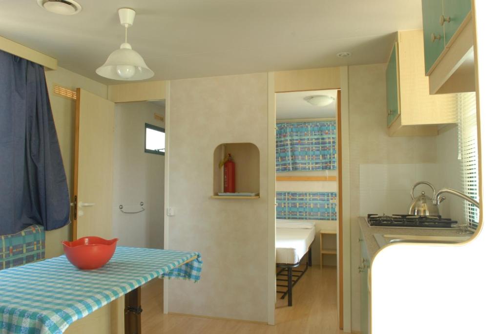 Kuchyň nebo kuchyňský kout v ubytování Camping La Rocca