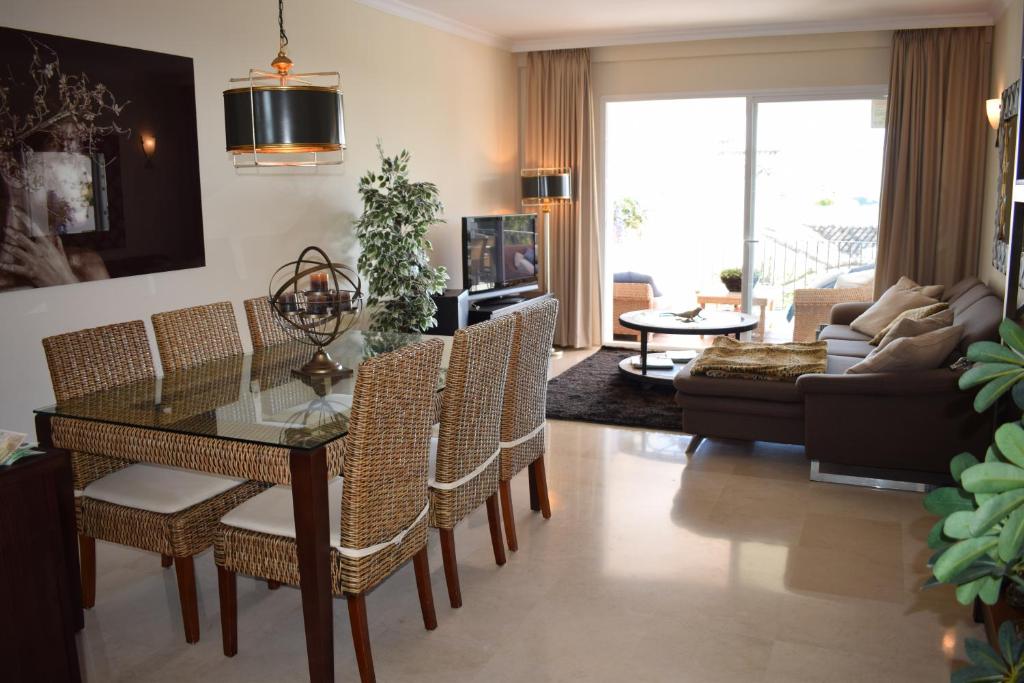 uma sala de estar com uma mesa de jantar e cadeiras em La Concha Vista La Quinta em Marbella