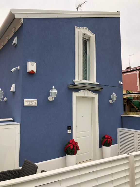 キオッジャにあるCasa Boscolo Luxuryの鉢植え二本の青い建物