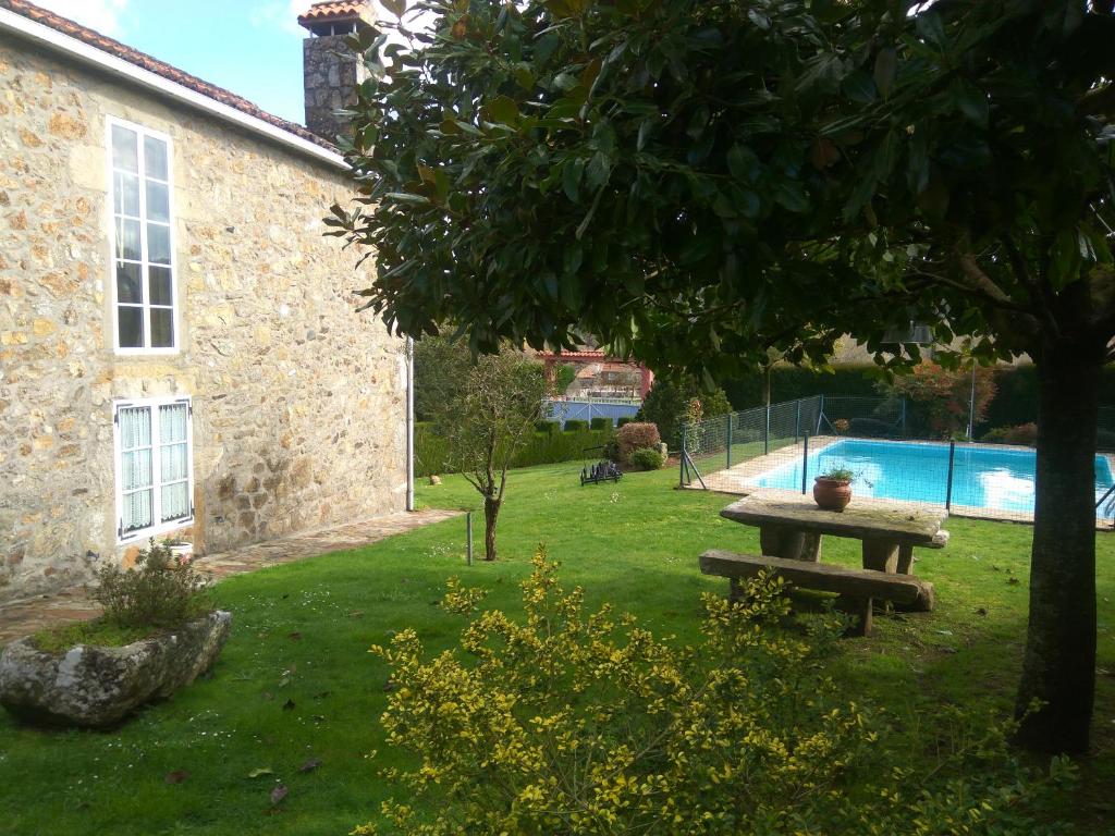 - une table de pique-nique dans une cour à côté d'une piscine dans l'établissement Casa Socorro, à A Estrada