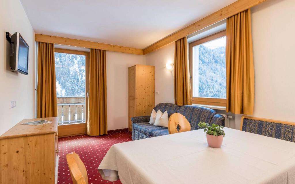 TV a/nebo společenská místnost v ubytování B&B Hotel Alpenrose Rooms & Apartments
