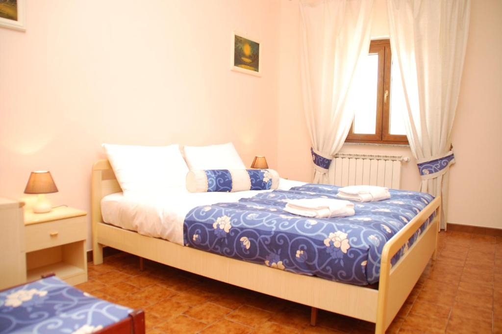 1 dormitorio con cama y ventana en B&B Villa Claudia, en Anzio