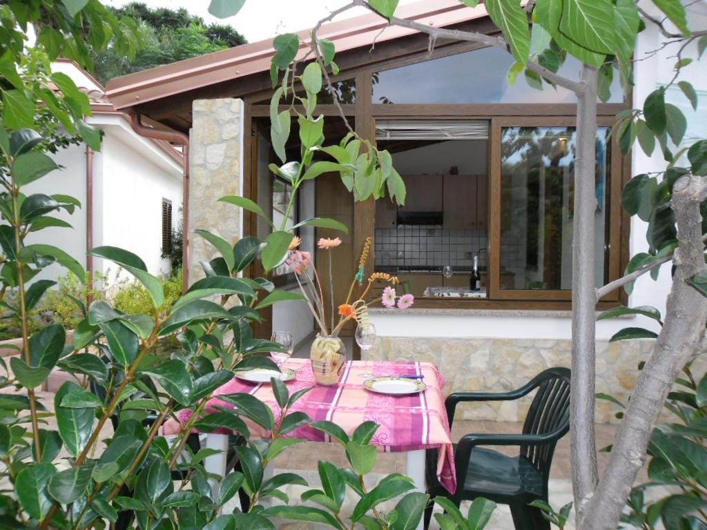 a table and chairs in front of a house at Residenza Pousada Romantica in Tropea