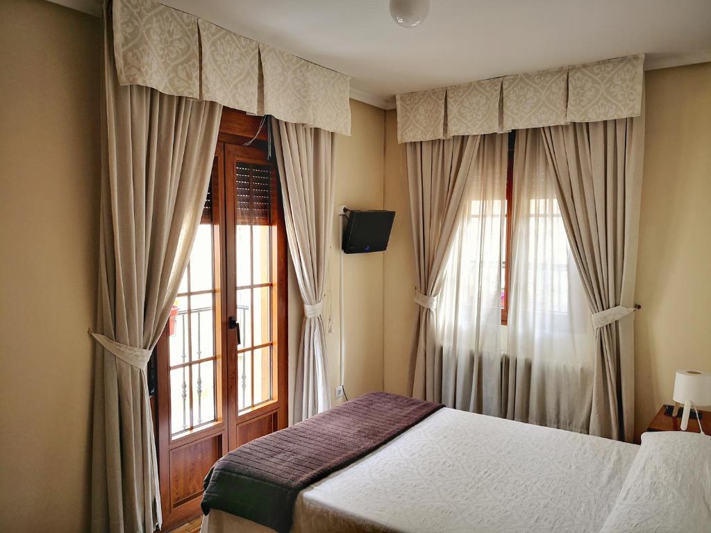 Postel nebo postele na pokoji v ubytování Hostal Alcántara