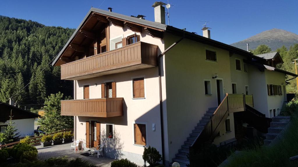 une maison avec un balcon sur le côté de celle-ci dans l'établissement Casa Grazia, à Valdidentro