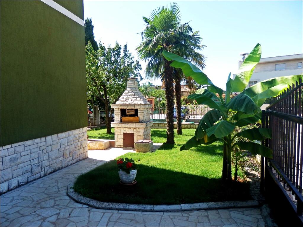 un jardín con un horno de piedra en un patio en APP Veselica, en Umag