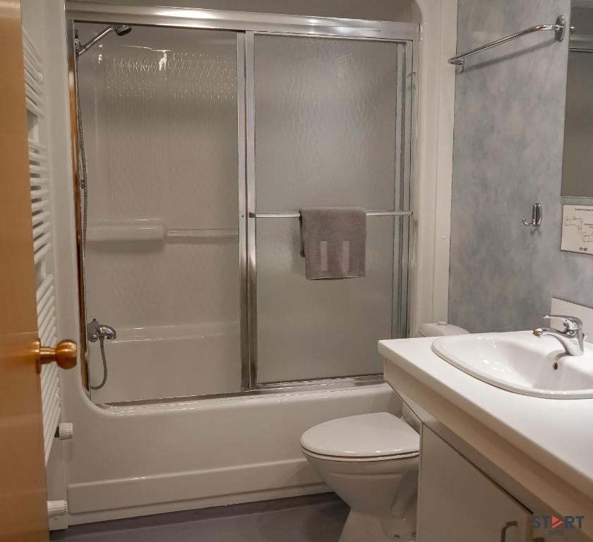 uma casa de banho com um chuveiro, um WC e um lavatório. em Start Keflavík Airport em Keflavík