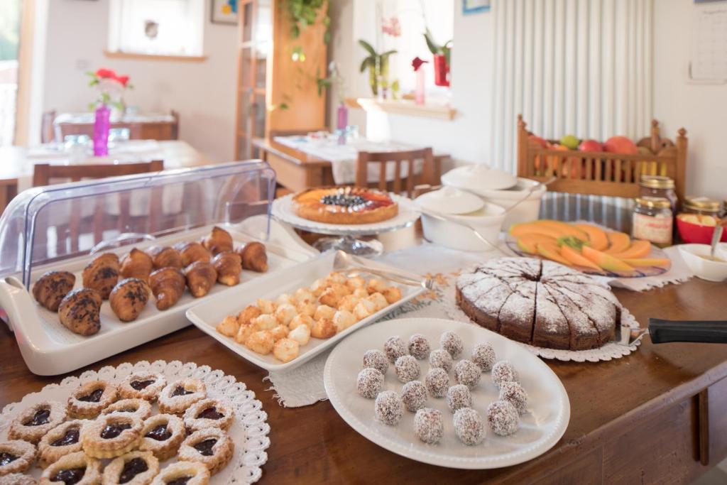 Jedlo v ubytovaní bed & breakfast alebo blízkom okolí
