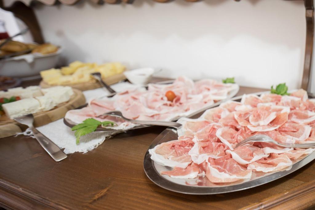 Jedlo v ubytovaní bed & breakfast alebo blízkom okolí