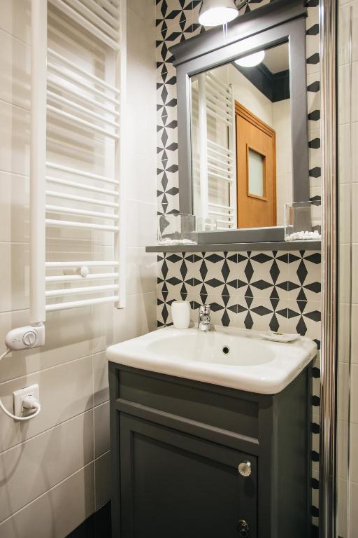 A bathroom at Mitropolitou Iosif Sea View Flat