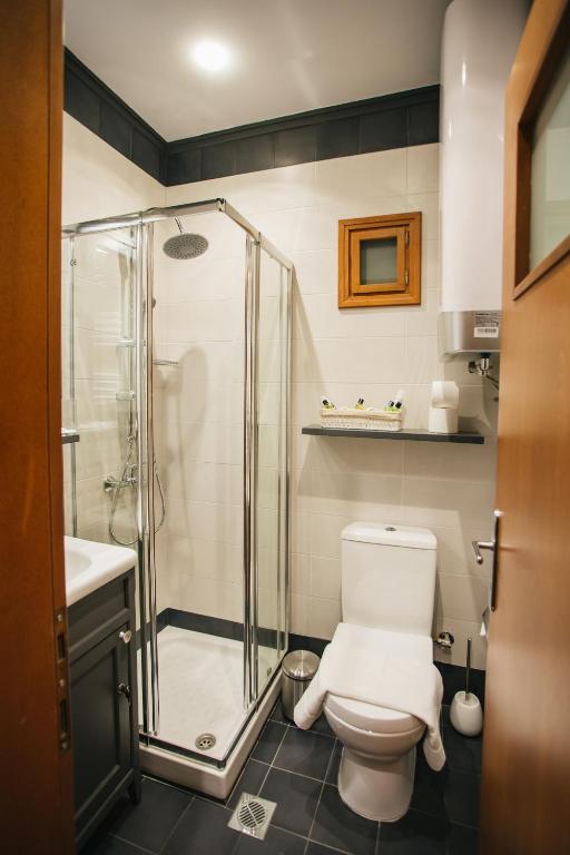 A bathroom at Mitropolitou Iosif Sea View Flat
