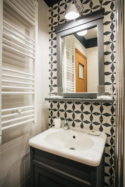 A bathroom at Mitropolitou Iosif Sea View Flat
