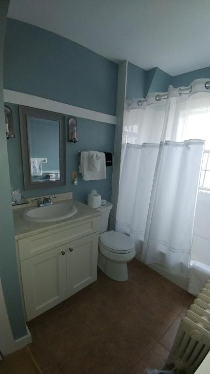 Benjamin Prescott Inn - Standard Queen Room