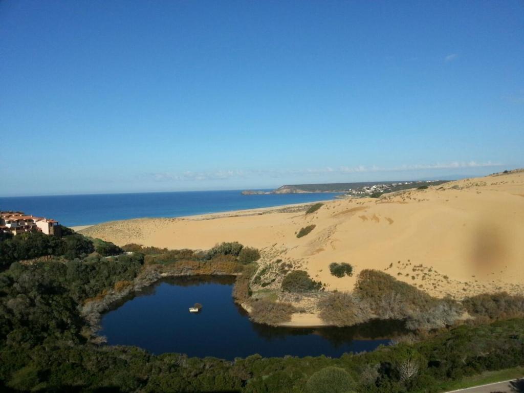 una vista aerea di un lago in mezzo al deserto di Villa Sofia a Torre Dei Corsari