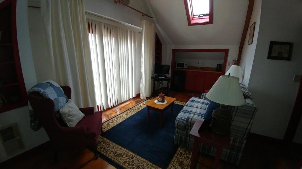 Benjamin Prescott Inn - King Suite With Balcony