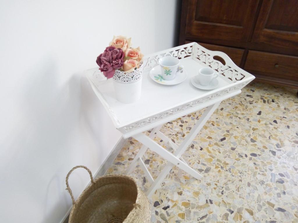 Příslušenství pro přípravu čaje a kávy v ubytování B&B Lilium Otranto