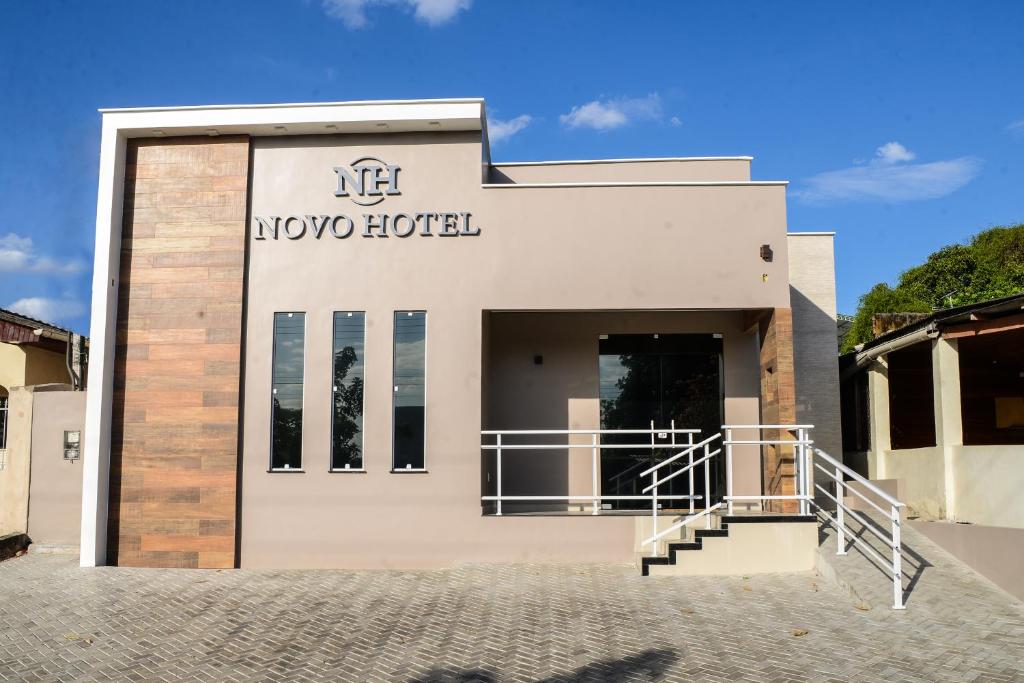 um edifício com um letreiro que lê Hyde Hotel em Novo Hotel em Boa Vista