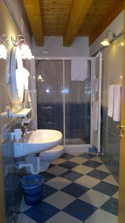 Koupelna v ubytování Hotel Sass Maor