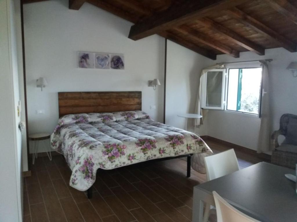 インペリアにあるLa Torrettaのテーブル付きの部屋にベッド付きのベッドルームがあります。