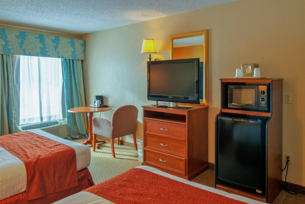 Postel nebo postele na pokoji v ubytování Hotel M Mount Pocono
