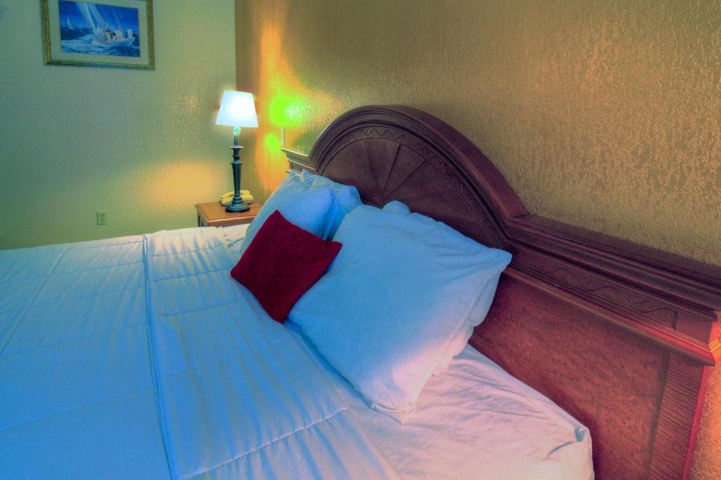 Postel nebo postele na pokoji v ubytování Hotel M Mount Pocono