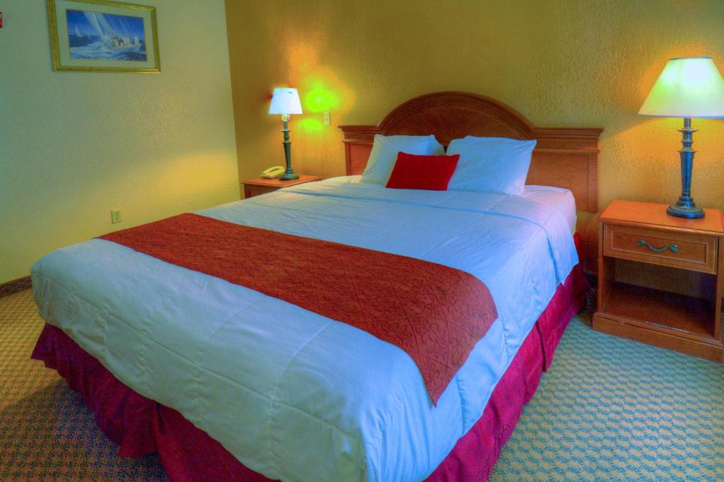 Postel nebo postele na pokoji v ubytování Hotel M Mount Pocono