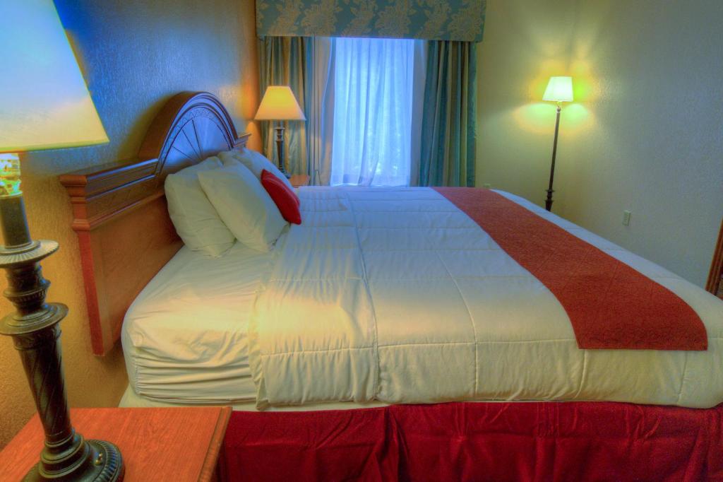 Postel nebo postele na pokoji v ubytování Hotel M Mount Pocono