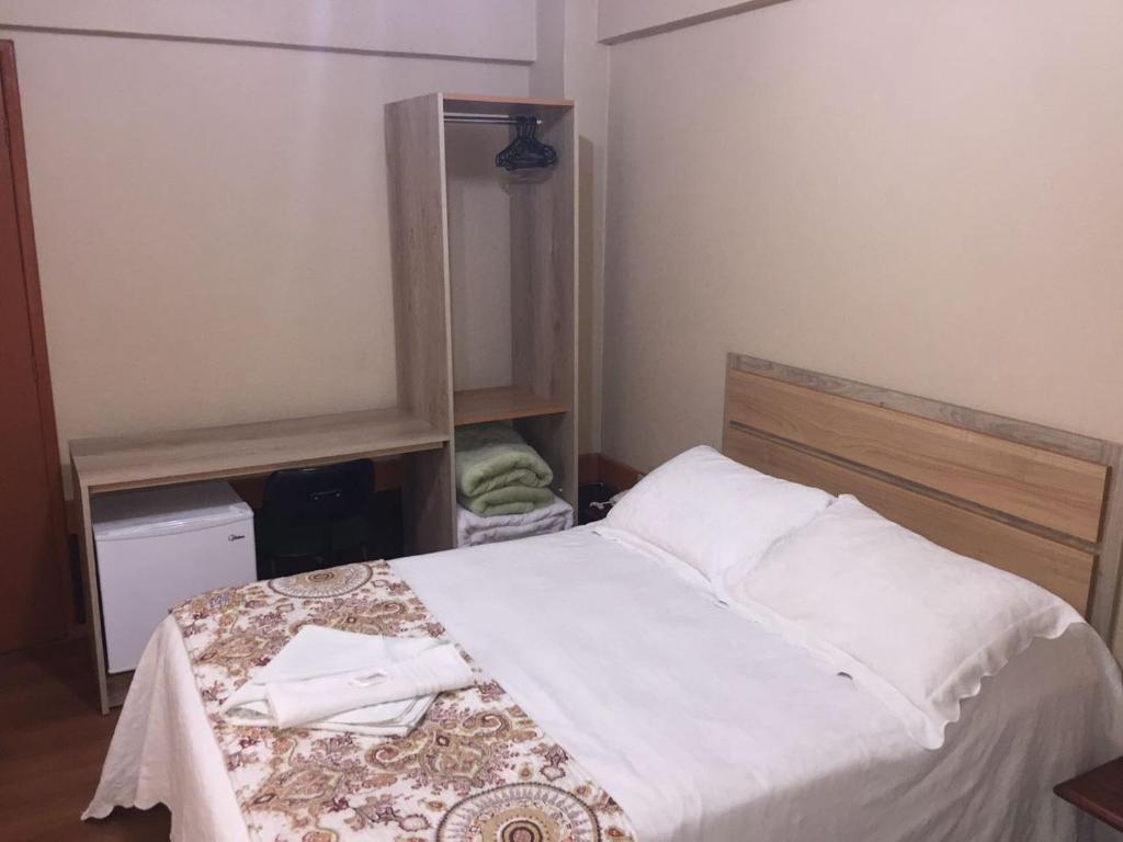 Un dormitorio con una cama con una toalla. en Mirante Hotel, en Santa Vitória do Palmar