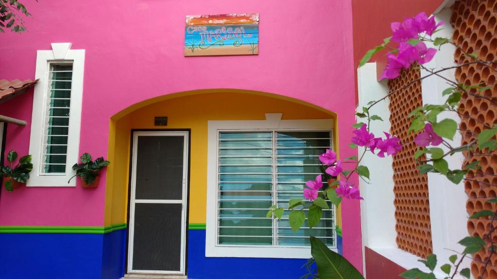 una casa colorida con una puerta delante en Casa Marisol, en Cozumel