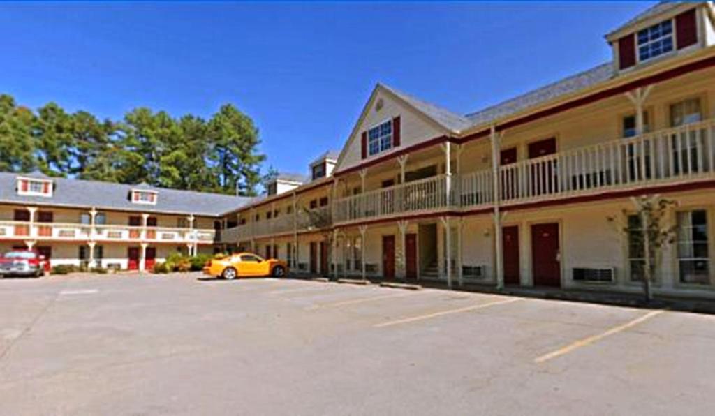 un parking en face d'un grand bâtiment dans l'établissement Americas Best Value Inn Anderson SC, à Anderson