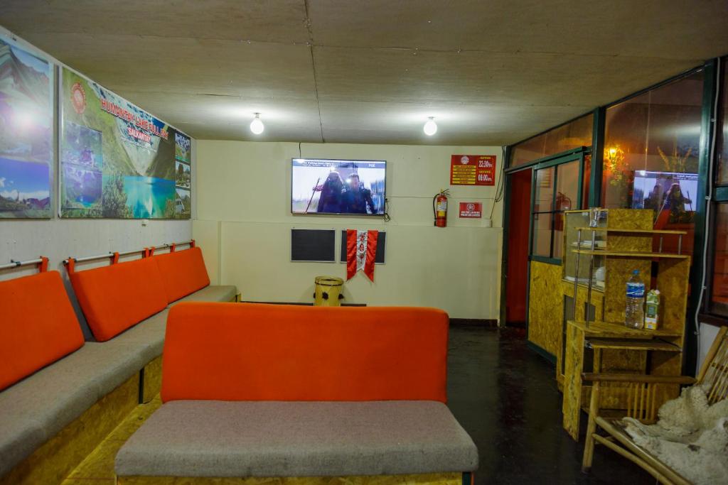 TV a/nebo společenská místnost v ubytování Ukukus Hostel