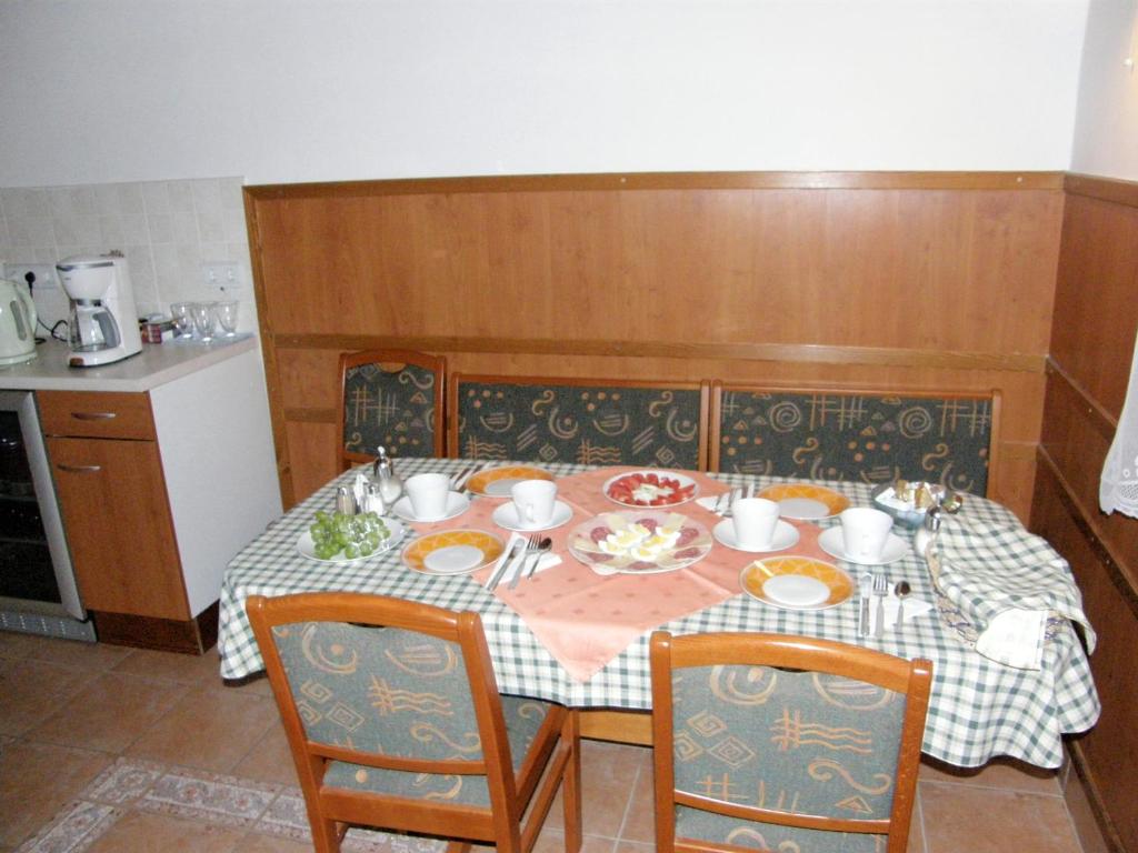 Příslušenství pro přípravu čaje a kávy v ubytování BOOA Rooms Irena