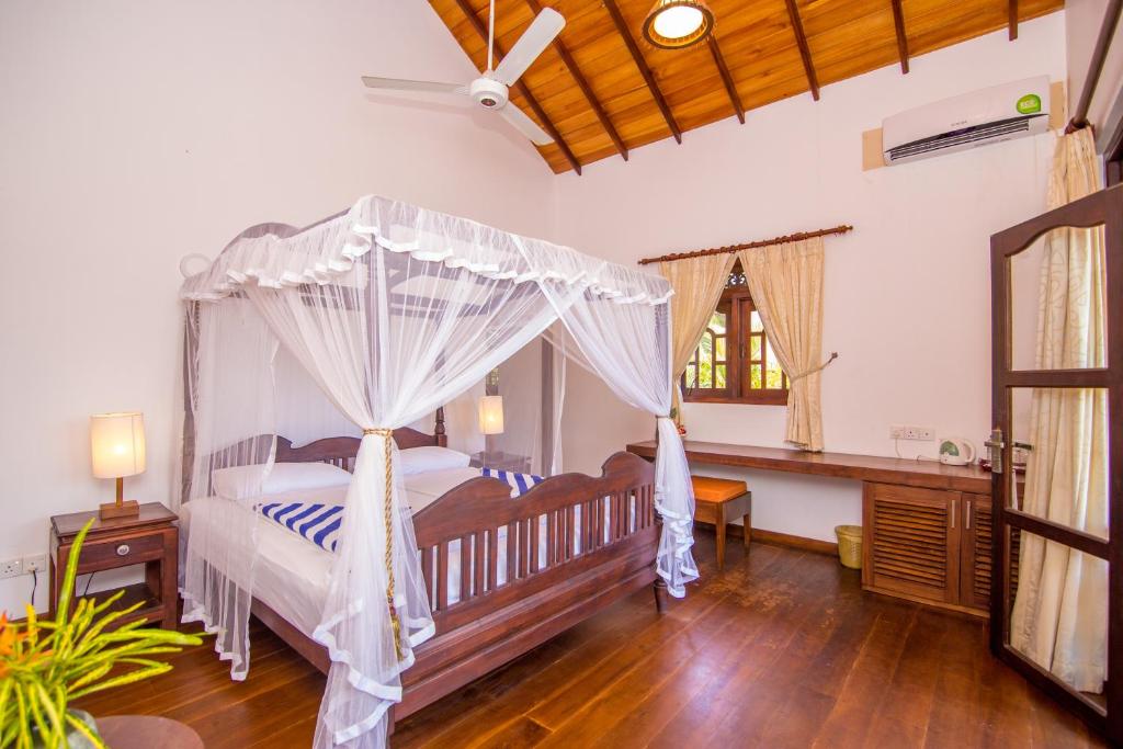 Lanka Beach Boutique Bungalows & Grand Villa - 6