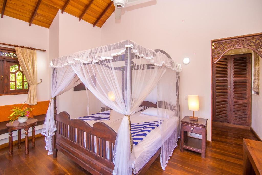 Lanka Beach Boutique Bungalows & Grand Villa - 7