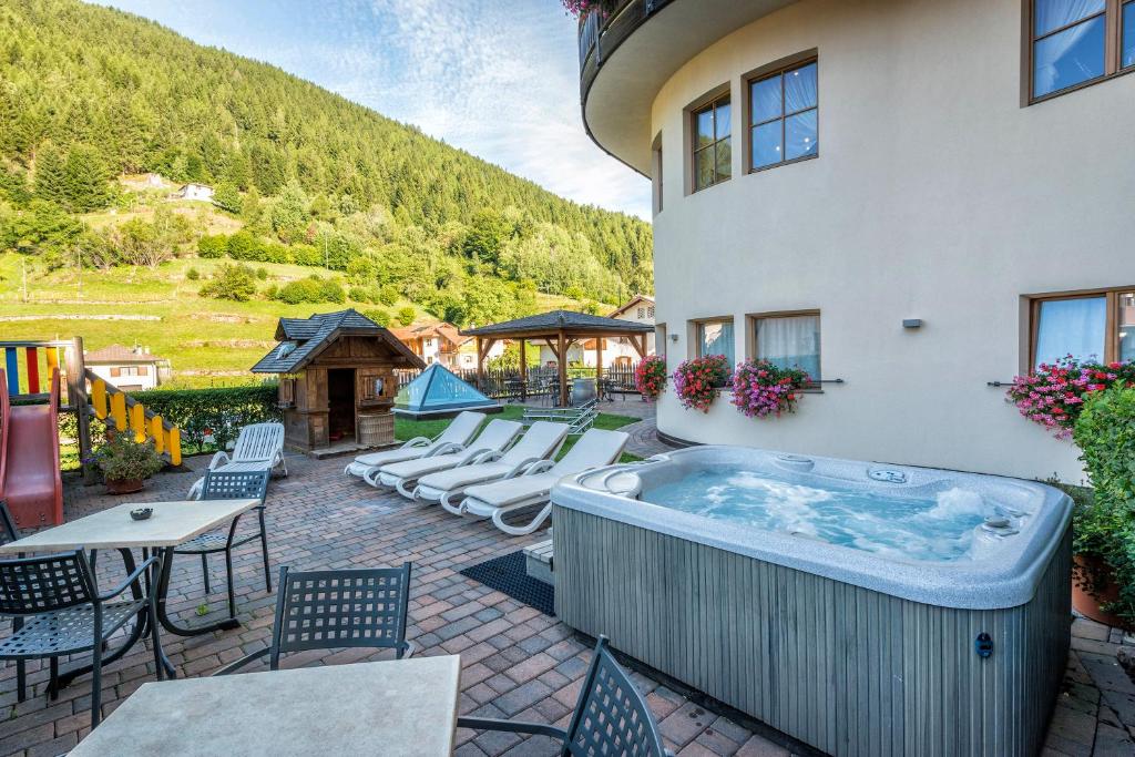 Nespecifikovaný výhled na hory nebo výhled na hory při pohledu z hotelu
