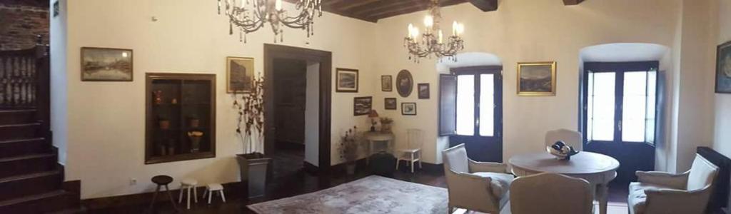 A seating area at Hotel Rural Palacio de Galceran