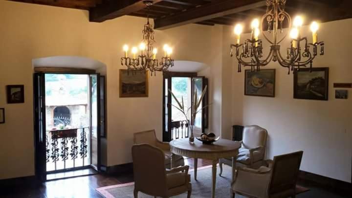 A seating area at Hotel Rural Palacio de Galceran